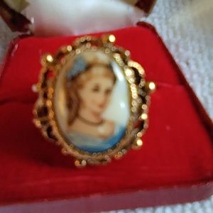 Ladies Victorian Style Cameo 17Jewel Ring Watch